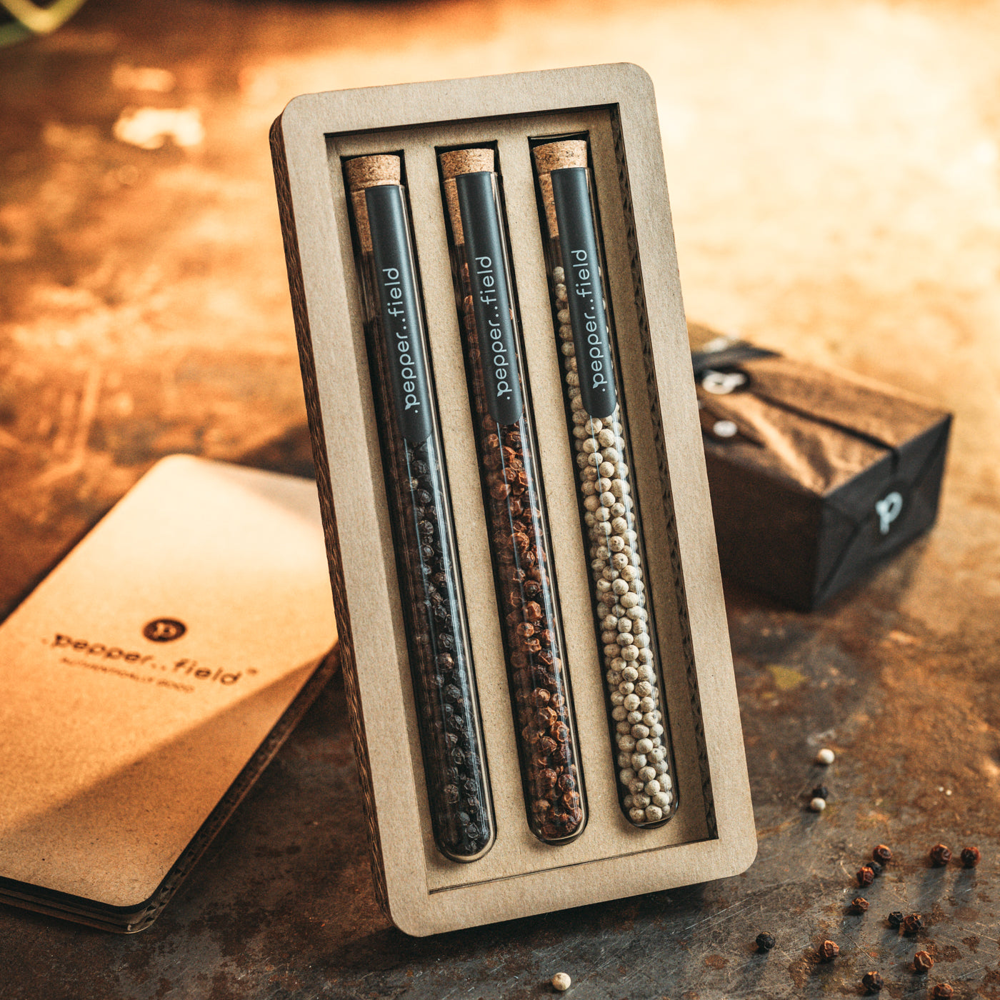 Ensemble de petits tubes à essai avec 3 types de poivres dans coffrets cadeaux en carton design (3×10 g)