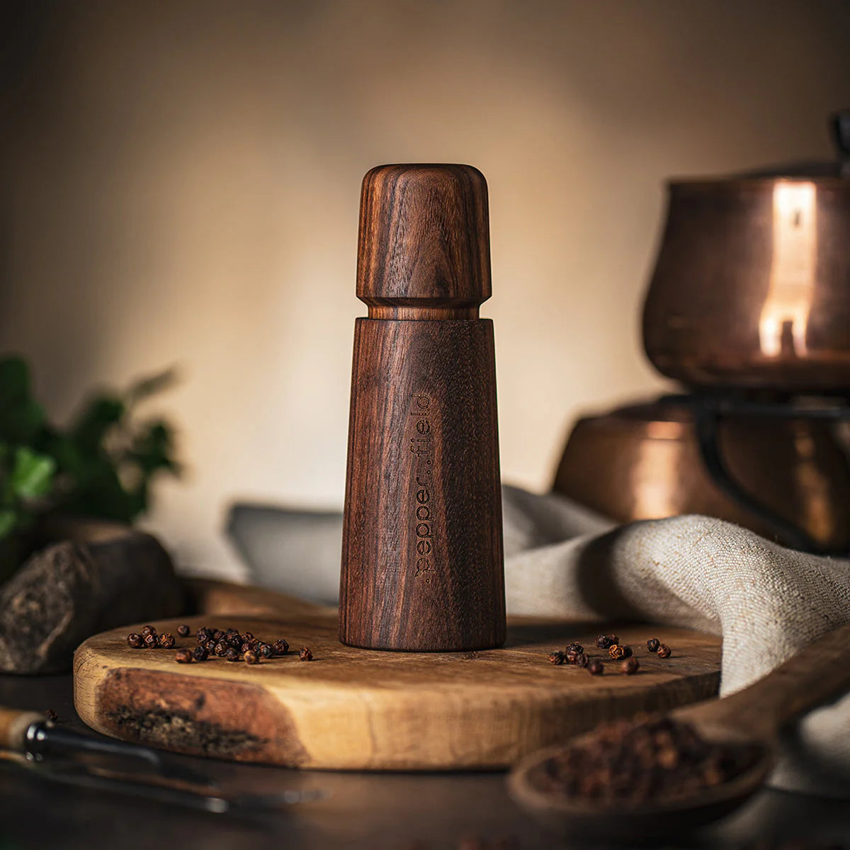 Hnedý škandinávsky mlynček na korenie (17cm) + čierne korenie 20g (zadarmo) 